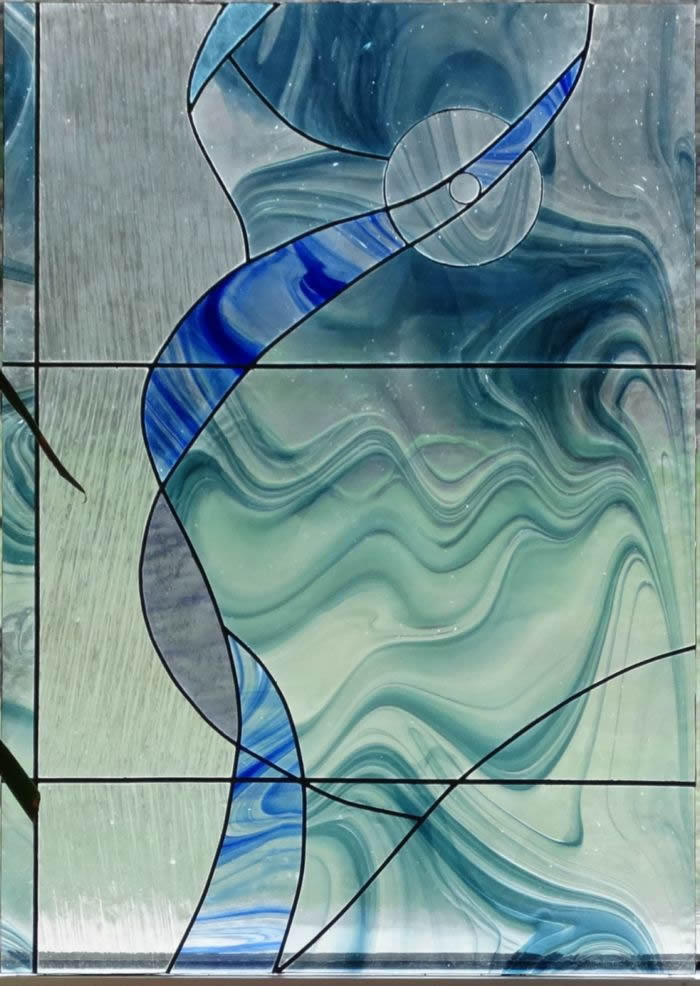 Witraż z motywem abstrakcyjnym